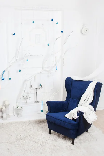 Одне класичне крісло на білій стіні і підлозі, різдвяний декор — стокове фото