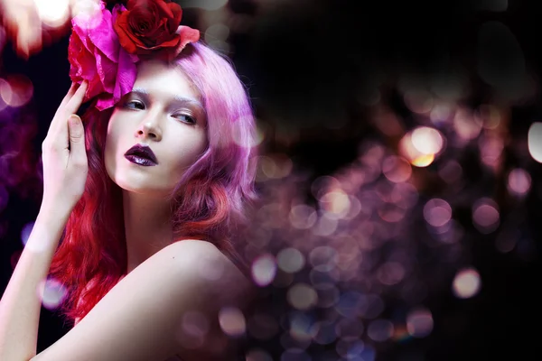 Vacker flicka med rosa hår, mitt i bländning av ljus — Stockfoto