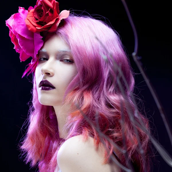 Beautiful girl with pink hair,  among the branches — Stock Photo, Image