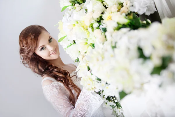 Πορτρέτο του όμορφη νύφη. Γαμήλιο φόρεμα. Διακόσμηση — Φωτογραφία Αρχείου
