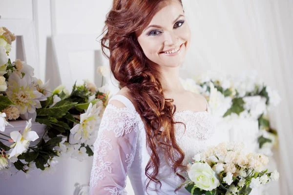 Счастливая невеста с букетом, крупным планом — стоковое фото