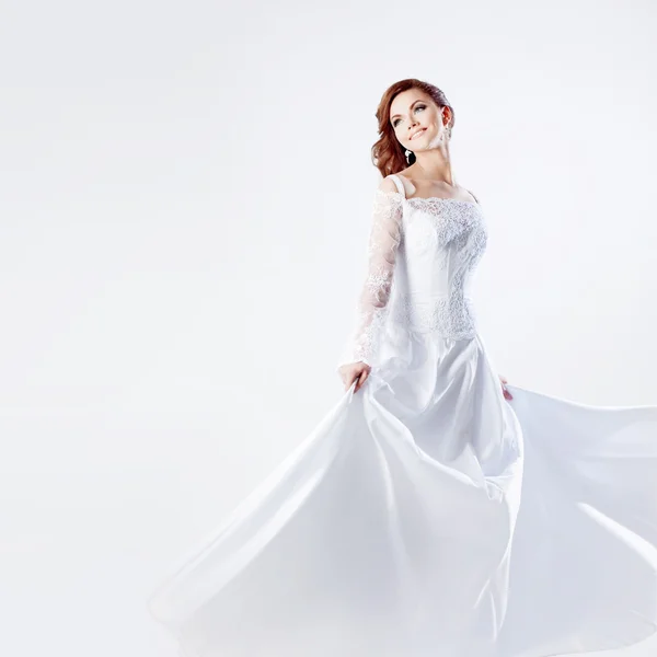 Belle mariée en robe de mariée, fond blanc, carré — Photo