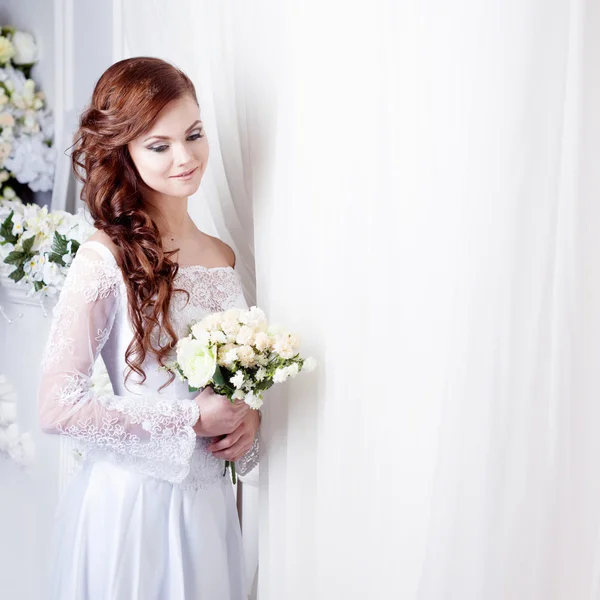 Mooie lachende vrouw in een trouwjurk. Plaats voor tekst — Stockfoto