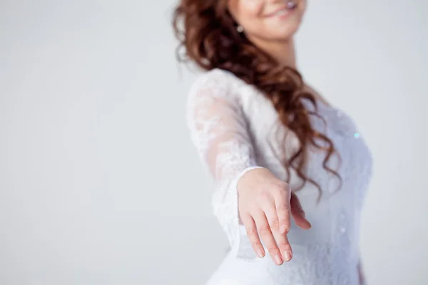 Bruden utökar sin hand, vackra leende kvinna i en bröllopsklänning — Stockfoto