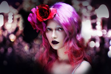 şenlikli bir parlama arasında pembe saçlı güzel kız