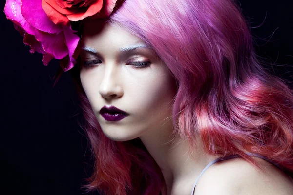 Mooi meisje met roze haren, heerlijke lichte afbeelding, horizontaal — Stockfoto