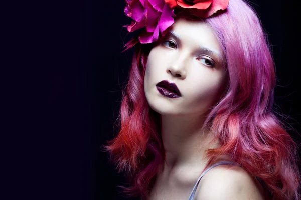 Mooi meisje met roze haren, heerlijke lichte afbeelding — Stockfoto