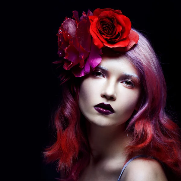 Mooi meisje met roze haren, heerlijke lichte afbeelding — Stockfoto