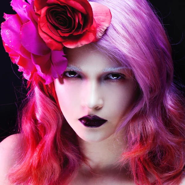 Fatale meisje, durven kijken. Mooi meisje met roze haren — Stockfoto