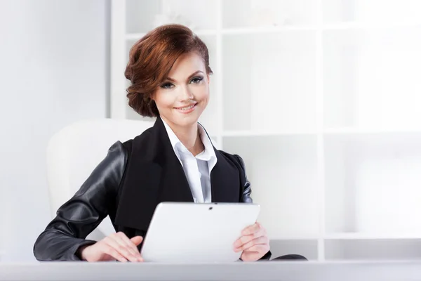 Successful business woman with tablet in hand looking confident and smiling — Stock Photo, Image