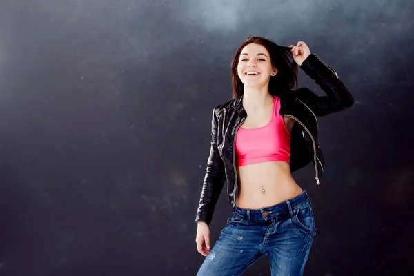 Joven bailarina de hip hop en la textura de fondo pared oscura —  Fotos de Stock