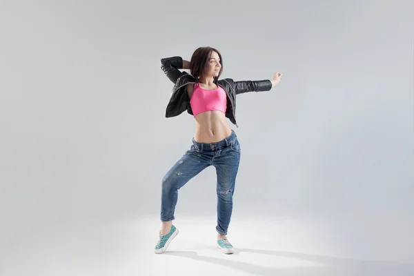 Jovem mulher hip hop dançarina com fundo branco — Fotografia de Stock