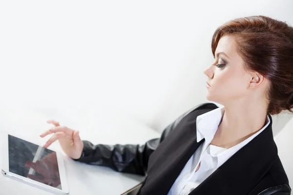 Successful business woman looking confident and smiling, close up — Stock Photo, Image