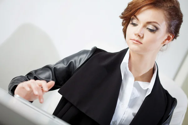 Successful business woman, looking at the laptop screen — Stock Photo, Image