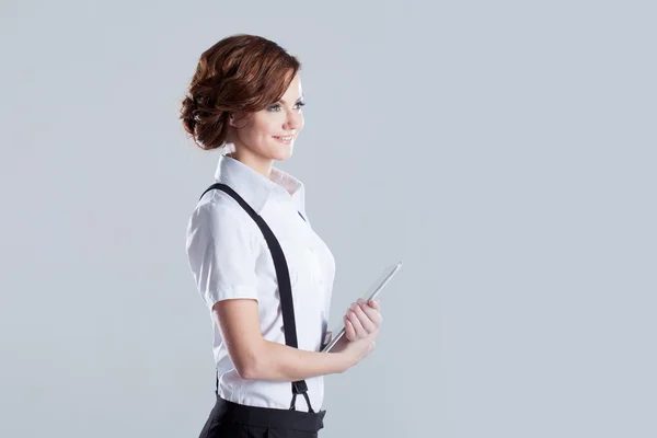 Kobieta sukcesu w biznesie, z laptopa w ręku, miejsce dla tekstu po prawej stronie — Zdjęcie stockowe
