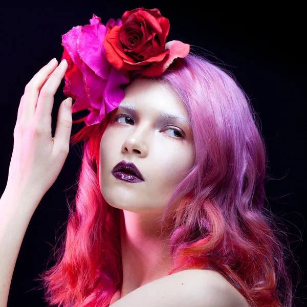Fatale meisje, durven kijken. Mooi meisje met roze haren — Stockfoto