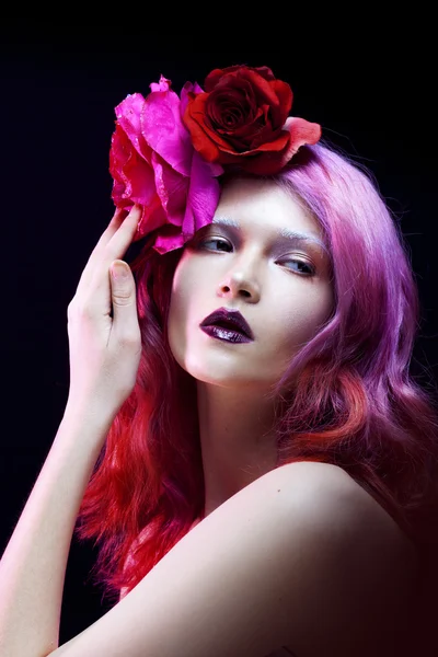 Fatale meisje, durven kijken. Mooi meisje met roze haren — Stockfoto