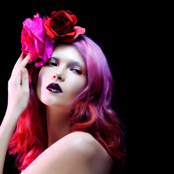 Ragazza fatale, sguardo audace. Bella ragazza con i capelli rosa — Foto Stock