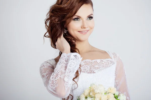 Portré a boldog menyasszony, menyasszonyi ruha, fehér háttér — Stock Fotó