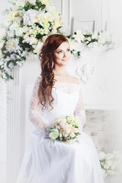 Portret van mooie bruid. Trouwjurk. Decoratie — Stockfoto