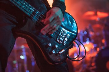 Arka plan, renkli arka plan için sahnede gitarist