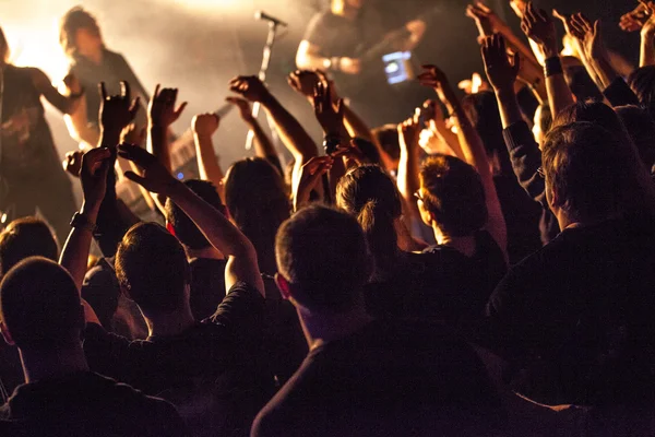 Grunge foto estilo, as pessoas mãos levantadas no concerto musical — Fotografia de Stock