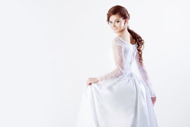 Mutlu gelin gelinlik, beyaz arka plan, metin sağdaki alan portresi