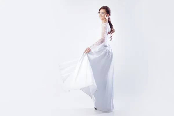 Vackra brud i bröllopsklänning, vit bakgrund — Stockfoto