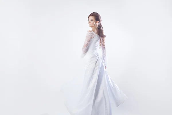 Hermosa novia en vestido de novia, fondo blanco —  Fotos de Stock