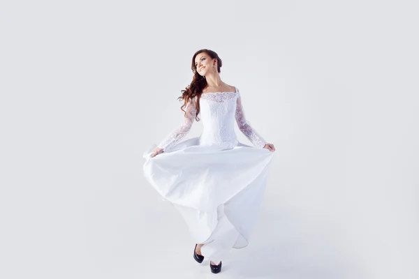 Hermosa novia en vestido de novia, fondo blanco — Foto de Stock