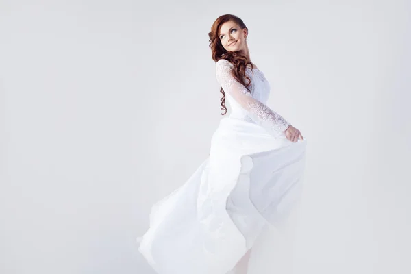 Красива наречена у весільній сукні, білий фон — стокове фото