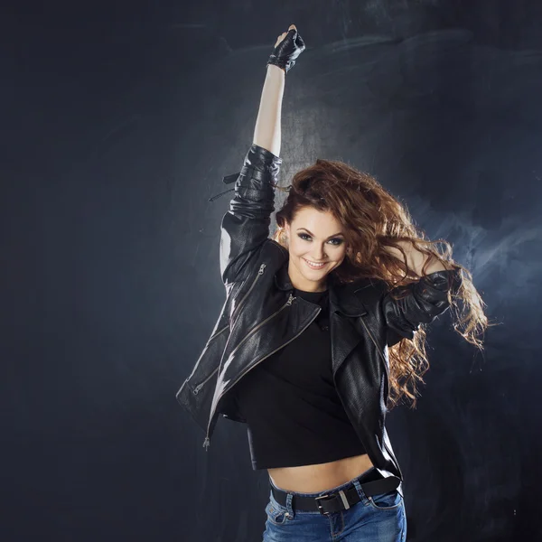 Lächelnde junge Frau tanzt, die Haare fliegen — Stockfoto
