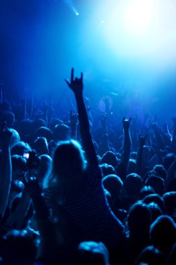 Grunge tarzı fotoğraf, müzikal konser üzerine kaldırdı elleriyle