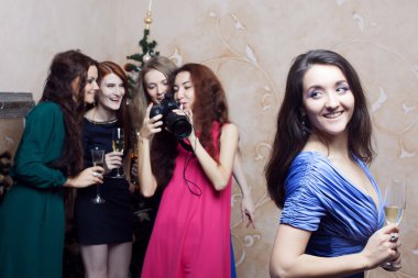 Noel partisinde neşeli kız portresi