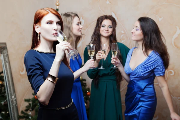 Retrato de chicas alegres en la fiesta de Navidad —  Fotos de Stock