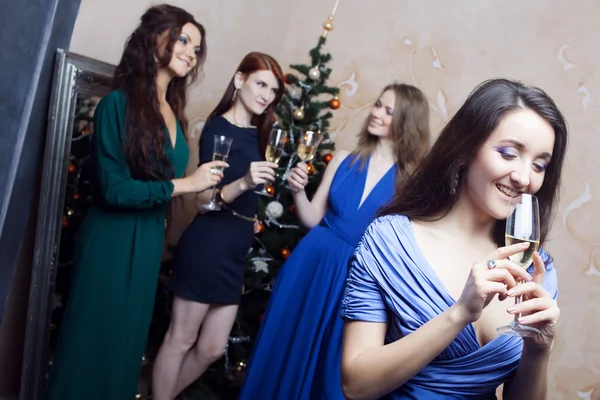 Портрет веселых девушек на рождественской вечеринке — стоковое фото