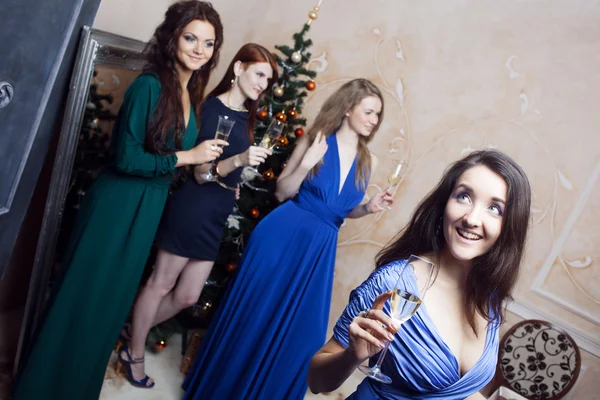 Retrato de chicas alegres en la fiesta de Navidad —  Fotos de Stock