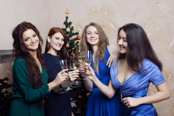 Retrato de chicas alegres en la fiesta de Navidad — Foto de Stock