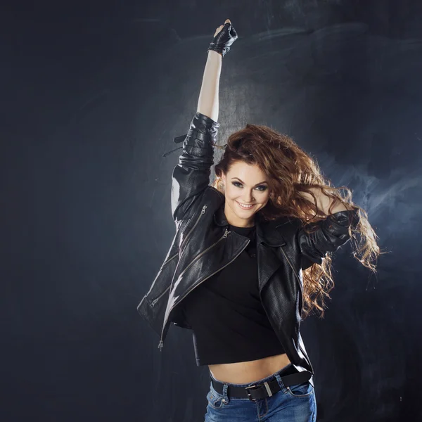 Sonriente joven bailando, pelo volando —  Fotos de Stock