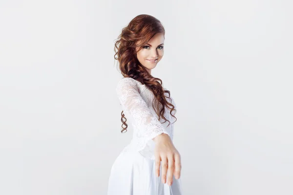 The bride extends her hand, beautiful smiling woman in a wedding dress — Stock Photo, Image