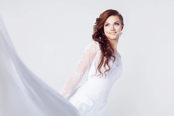 Gyönyörű menyasszony, esküvői ruha, fehér háttér, közelről — Stock Fotó