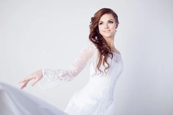 Mooie bruid in trouwjurk, witte achtergrond, close-up — Stockfoto
