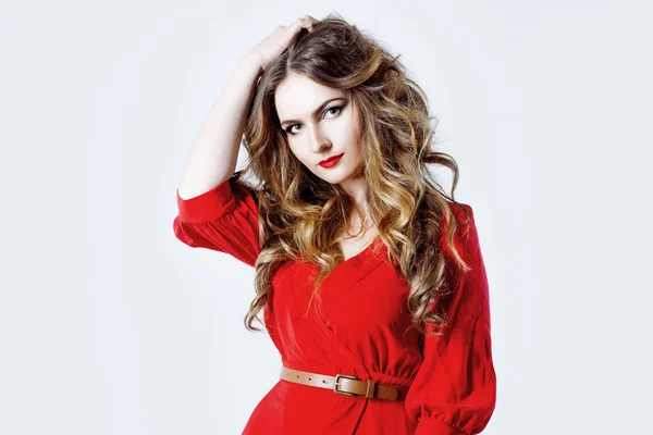 Mode foto van jonge prachtige vrouw in rode jurk. Studio portret — Stockfoto