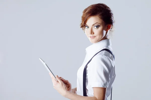 Kobieta sukcesu w biznesie, na białym tle, z laptopa w dłoni — Zdjęcie stockowe
