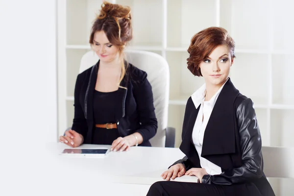 Junge Frau im Büro mit einer Kollegin — Stockfoto