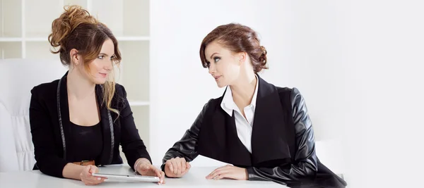 Girl showing something to her colleague, work in the office — Stock Photo, Image