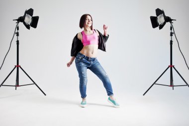 genç kadın hip hop dansçı, Studio beyaz bir arka plan üzerinde