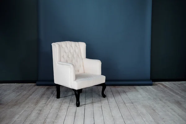 Bir koyu mavi duvar ve zemin karşı bir klasik koltuk. Kopya alanı — Stok fotoğraf
