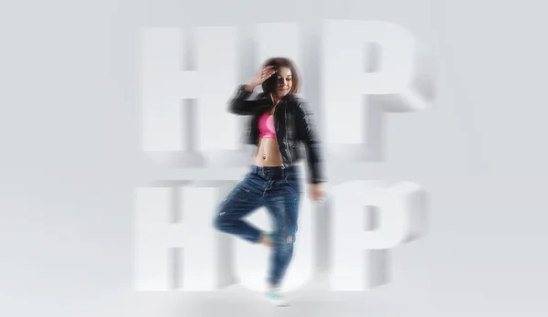 Jeune femme danseuse avec les mots hip hop — Photo