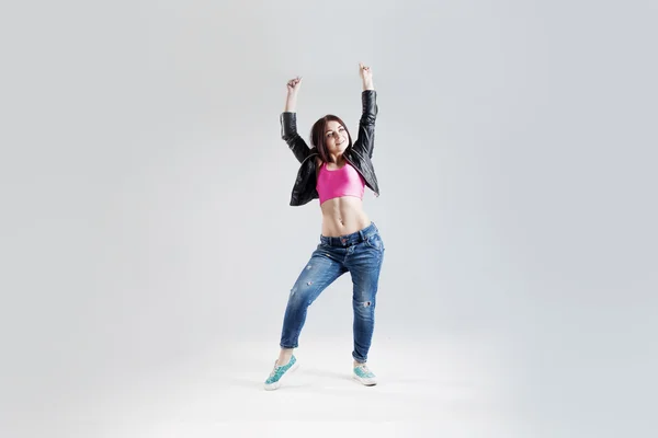 Joven bailarina de hip hop, en el estudio sobre un fondo blanco — Foto de Stock